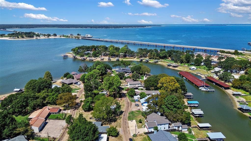122 Redondo Drive, Gun Barrel City, TX 75156