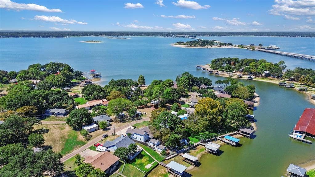 122 Redondo Drive, Gun Barrel City, TX 75156