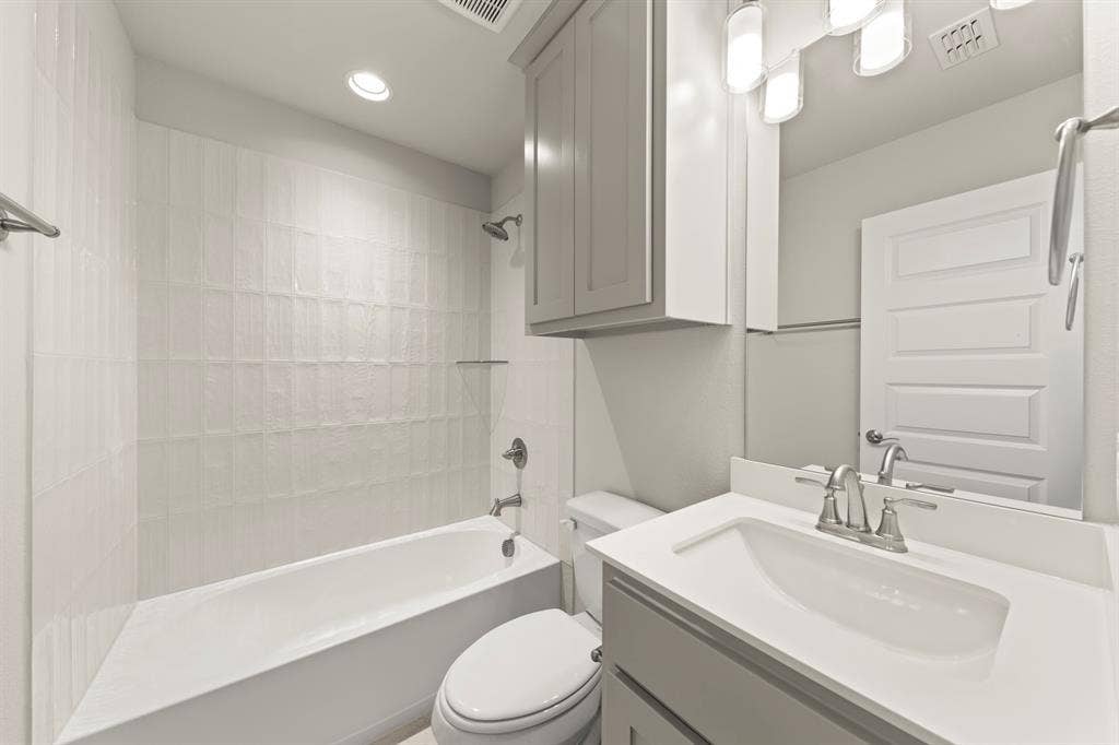 2704 Emerald Shallows Drive, McKinney, TX 75072 23. 2704 Emerald Shallows - 3RD Bath