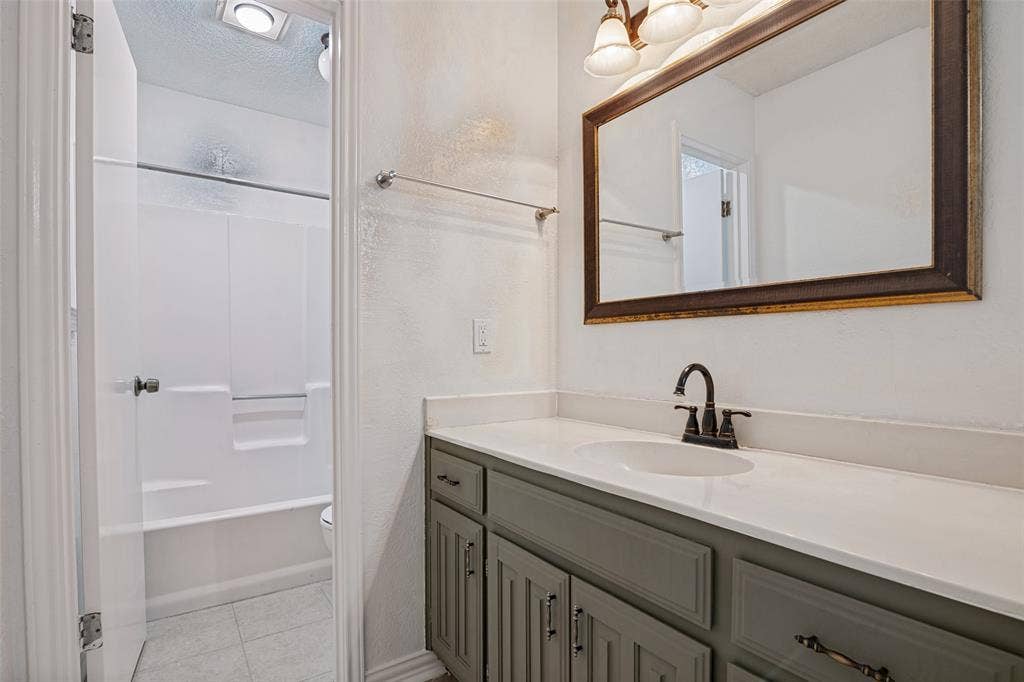 6527 Leasa Court, Sachse, TX 75048 Primary Bath
