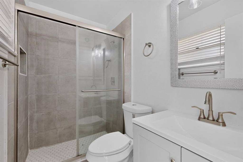 2942 Candlewick Lane, Farmers Branch, TX 75234 Primary Bathroom