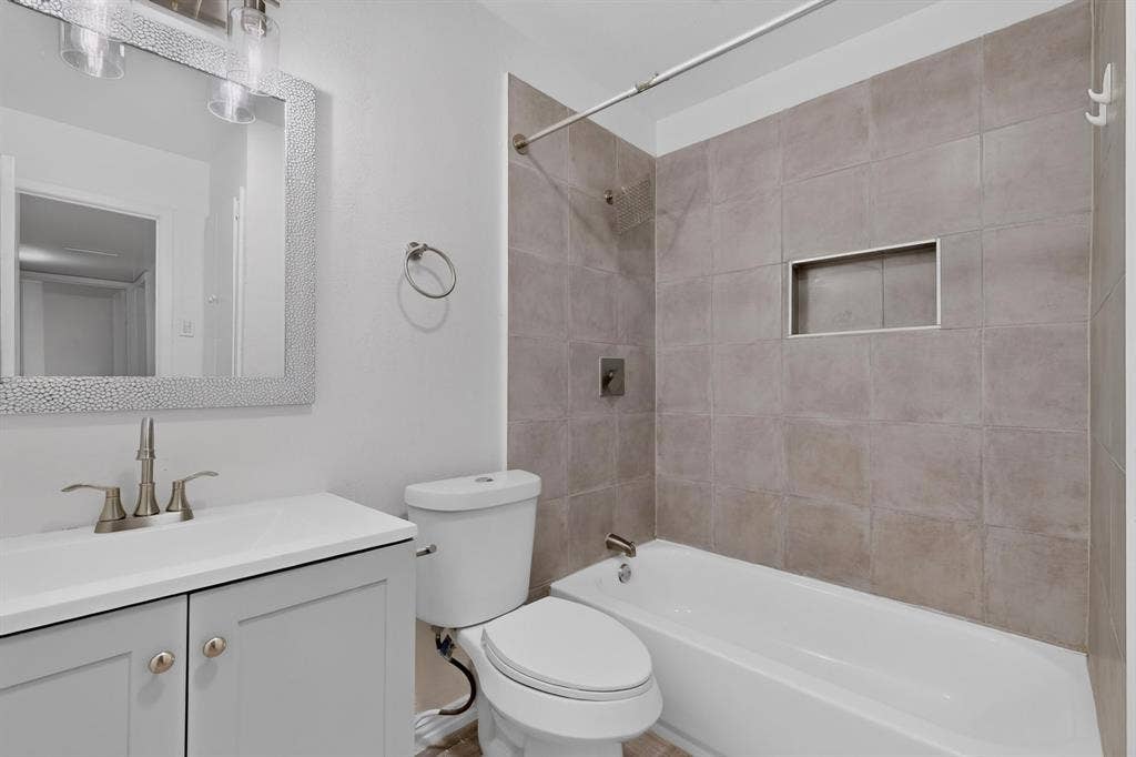 2942 Candlewick Lane, Farmers Branch, TX 75234 Secondary Bathroom