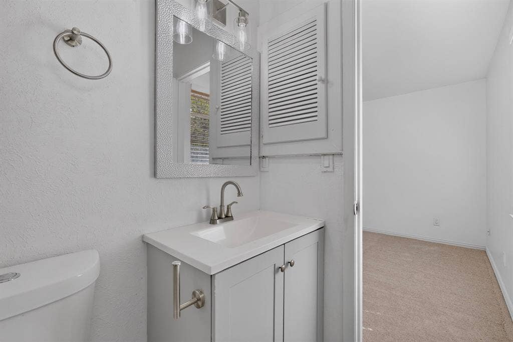 2942 Candlewick Lane, Farmers Branch, TX 75234 Primary Bathroom