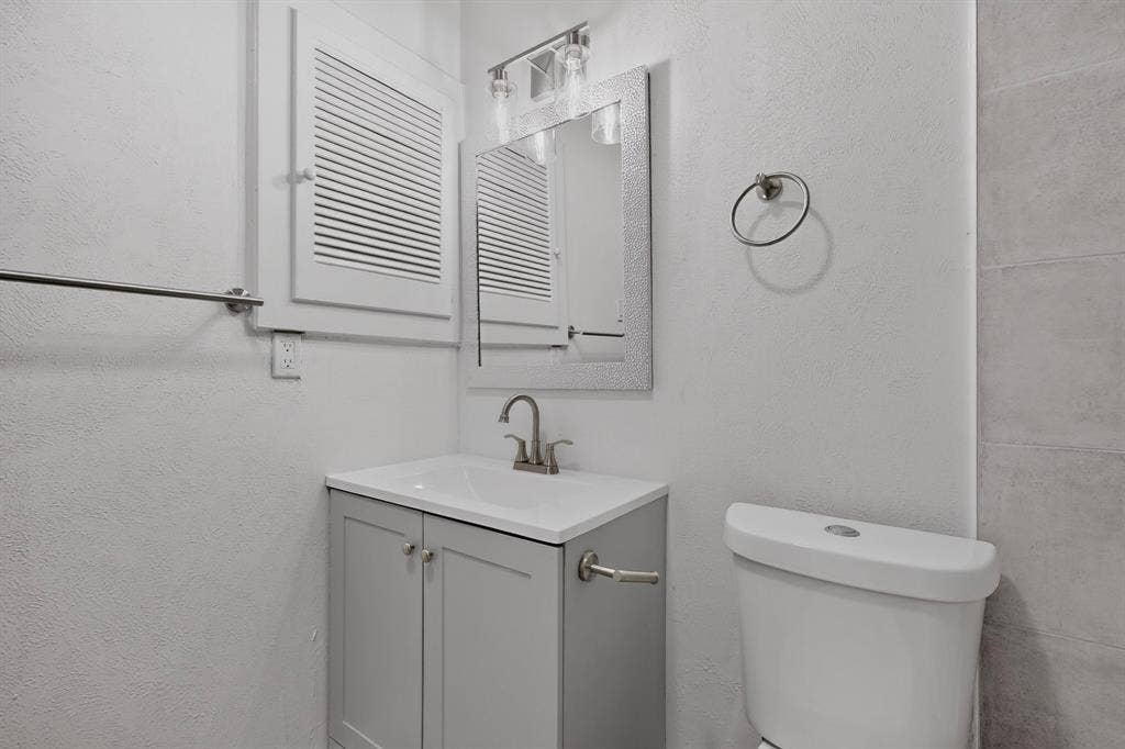 2942 Candlewick Lane, Farmers Branch, TX 75234 Secondary Bathroom