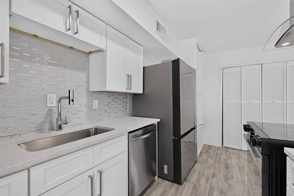 2942 Candlewick Lane, Farmers Branch, TX 75234 Kitchen with electric stove, dishwasher and refrigerator