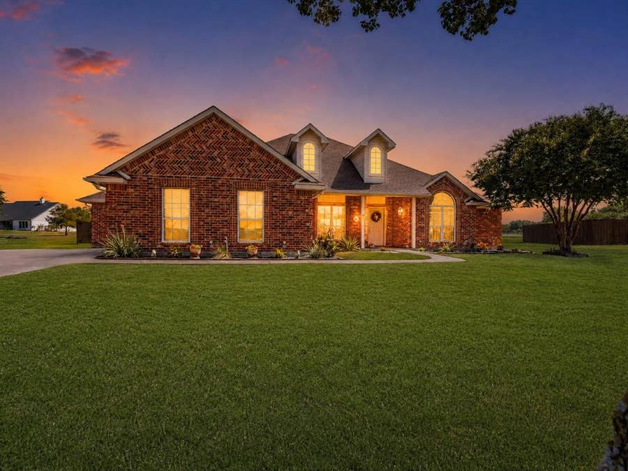 Property photo for 5020 April Lane, Waxahachie, TX