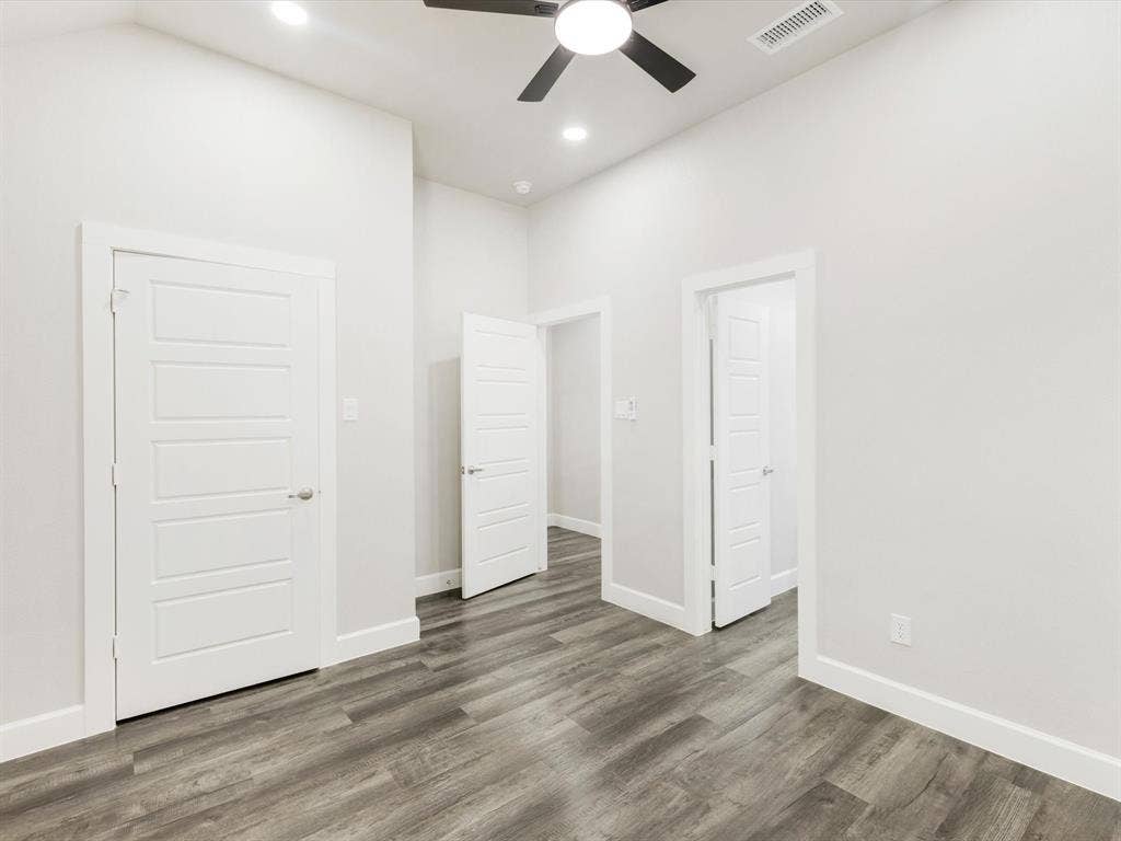 292 Harris Boulevard, Malakoff, TX 75148 Vaulted ceiling with recessed lighting, ceiling fan, wood-finish flooring, and crisp white trim