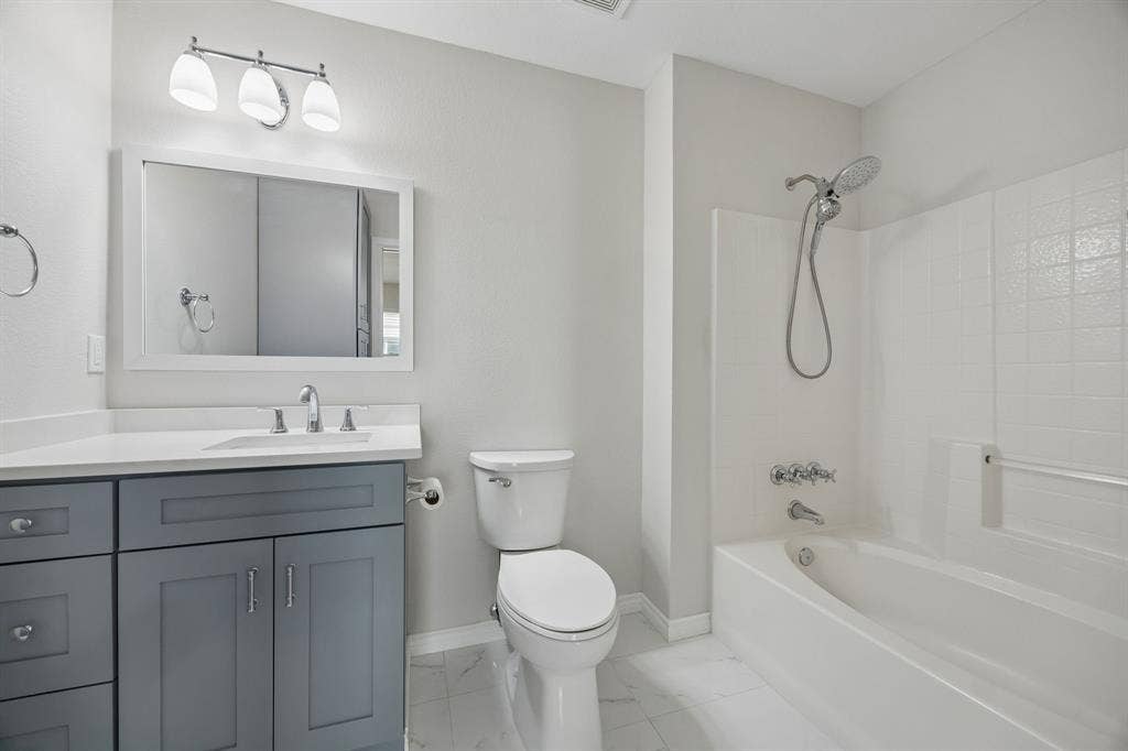 947 E Oakdale Road, Irving, TX 75060 947 E Oakdale Road, Irving, TX 75060