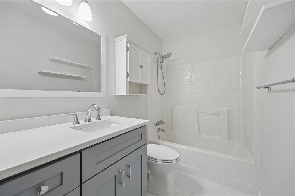 947 E Oakdale Road, Irving, TX 75060 947 E Oakdale Road, Irving, TX 75060