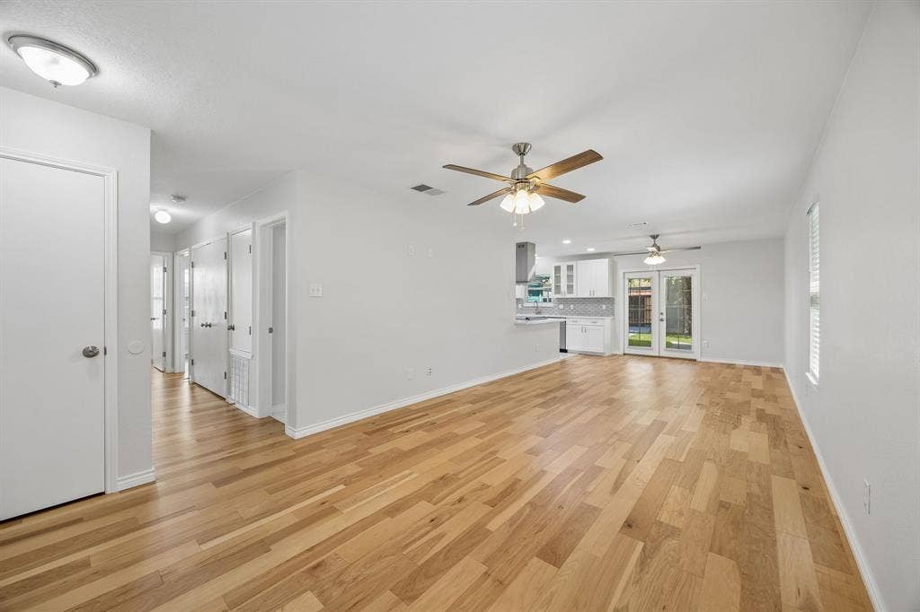 947 E Oakdale Road, Irving, TX 75060 947 E Oakdale Road, Irving, TX 75060