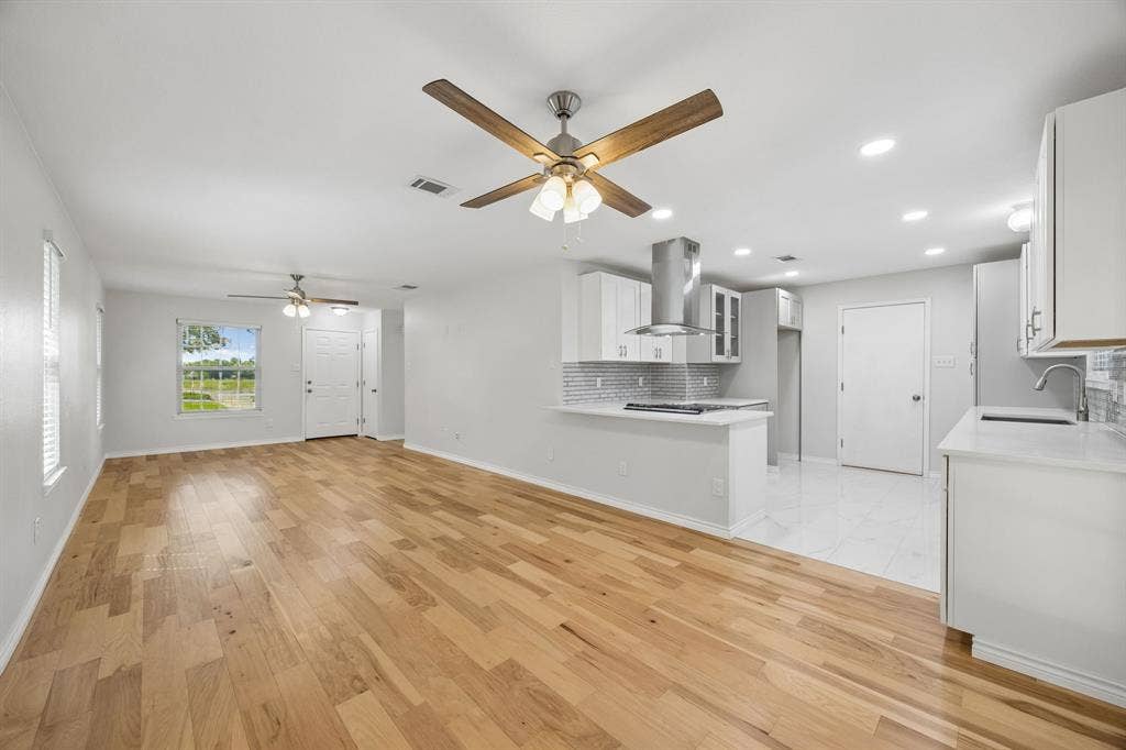 947 E Oakdale Road, Irving, TX 75060 947 E Oakdale Road, Irving, TX 75060