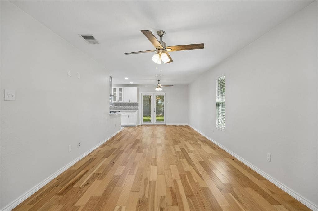 947 E Oakdale Road, Irving, TX 75060 947 E Oakdale Road, Irving, TX 75060