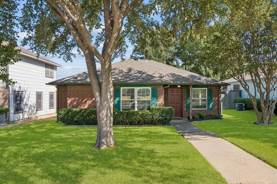 Property photo for 947 E Oakdale Road, Irving, TX