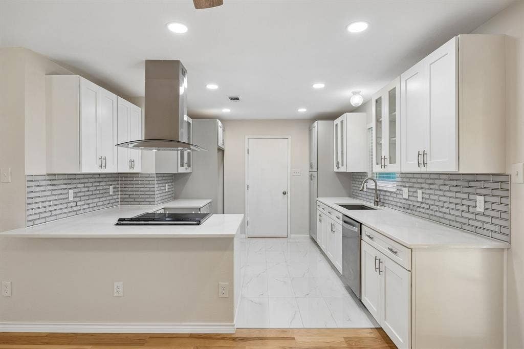947 E Oakdale Road, Irving, TX 75060 947 E Oakdale Road, Irving, TX 75060