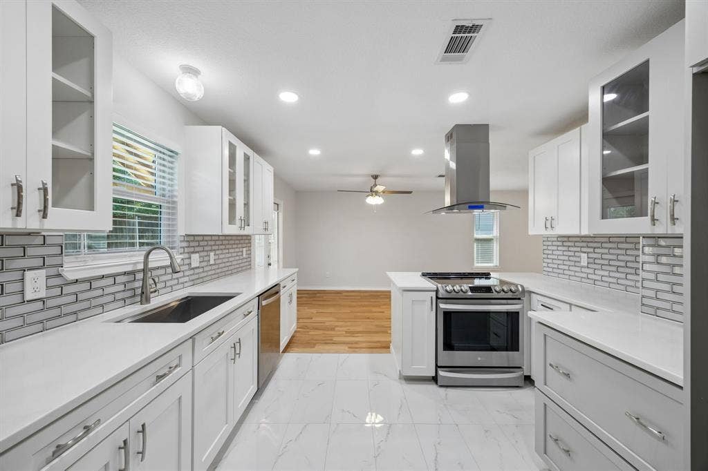 947 E Oakdale Road, Irving, TX 75060 947 E Oakdale Road, Irving, TX 75060