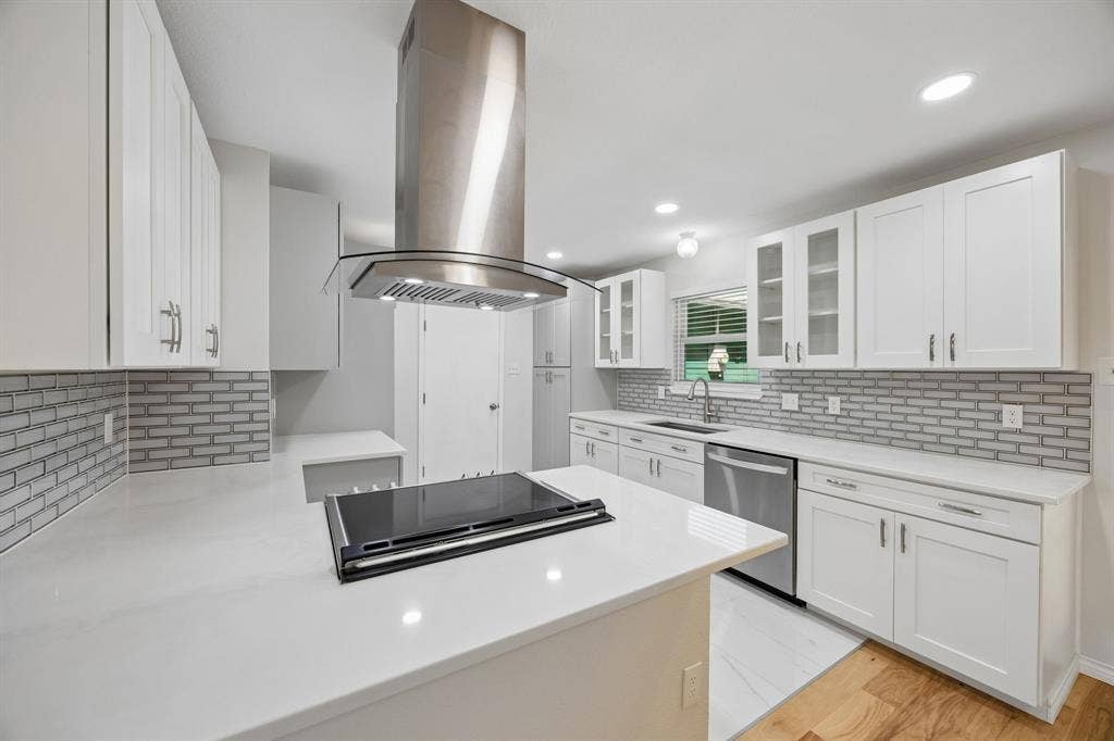 947 E Oakdale Road, Irving, TX 75060 947 E Oakdale Road, Irving, TX 75060