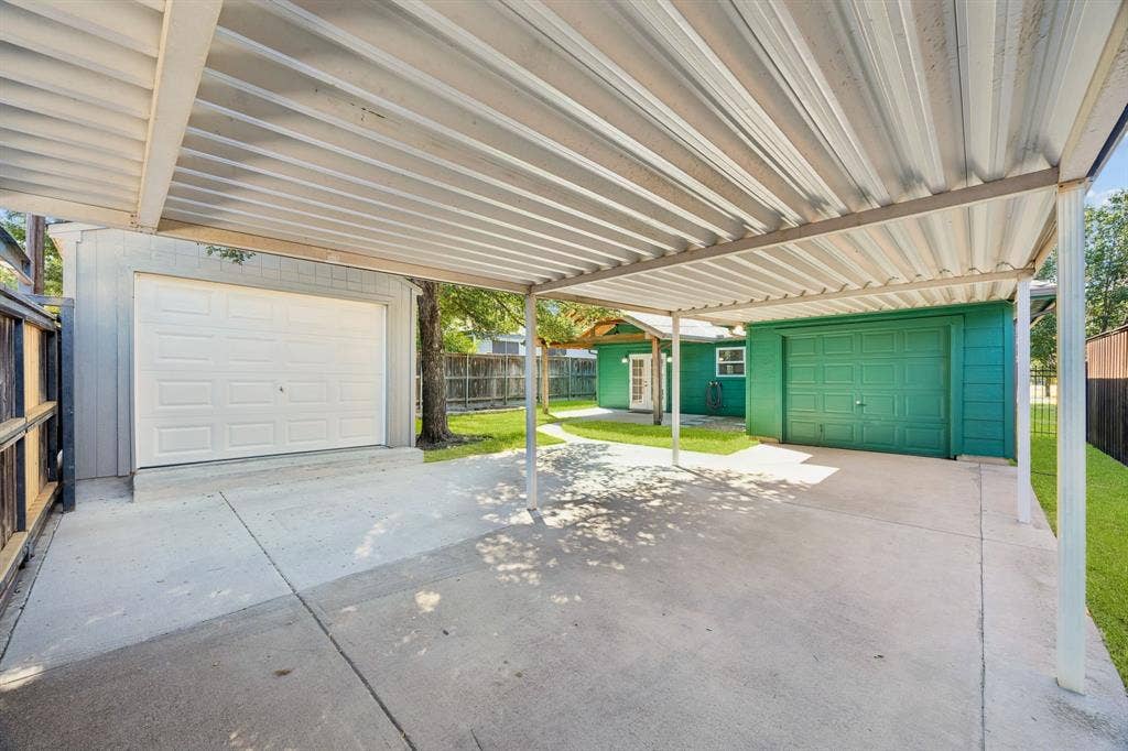 947 E Oakdale Road, Irving, TX 75060 947 E Oakdale Road, Irving, TX 75060