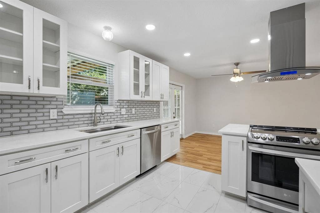 947 E Oakdale Road, Irving, TX 75060 947 E Oakdale Road, Irving, TX 75060