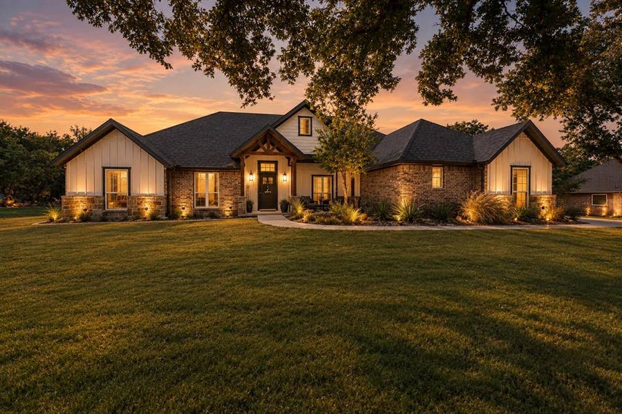 Property photo for 1075 Knoxmiller Court, Weatherford, TX