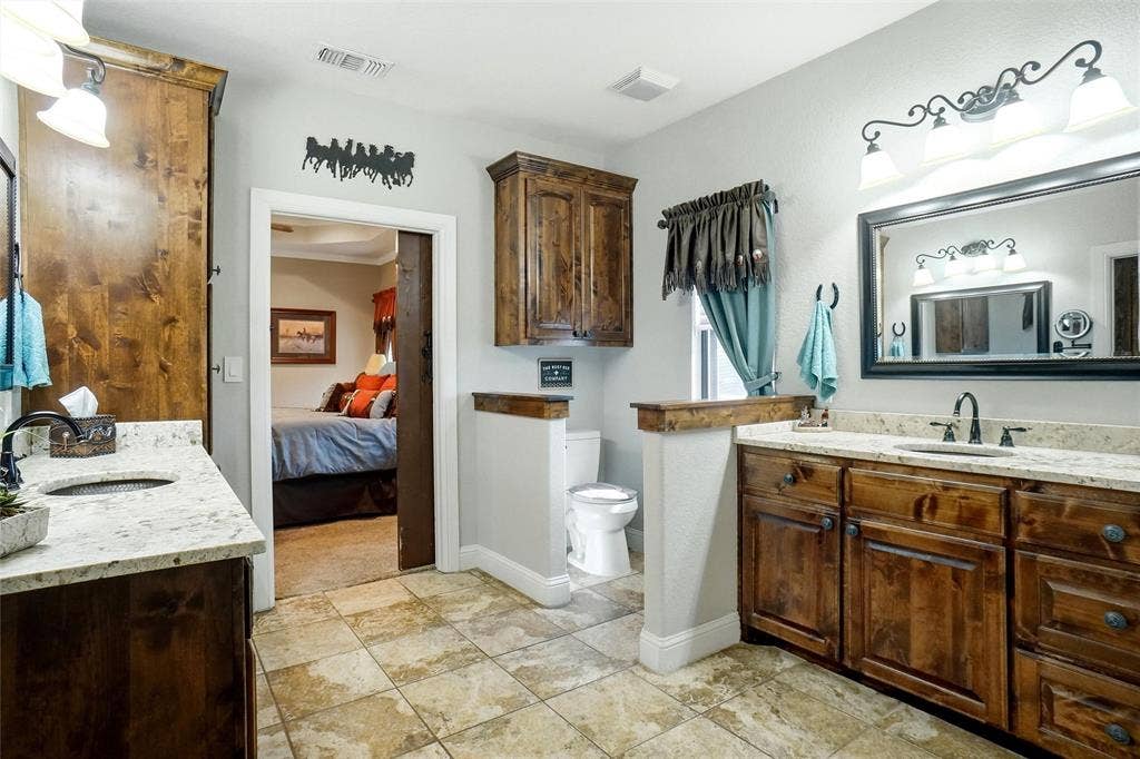 Dual vanities.