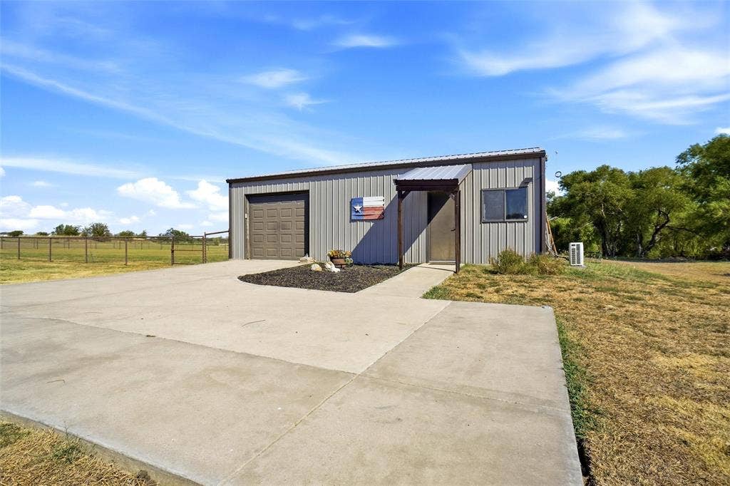 Barn/shop with living quarters or could be used as office space.