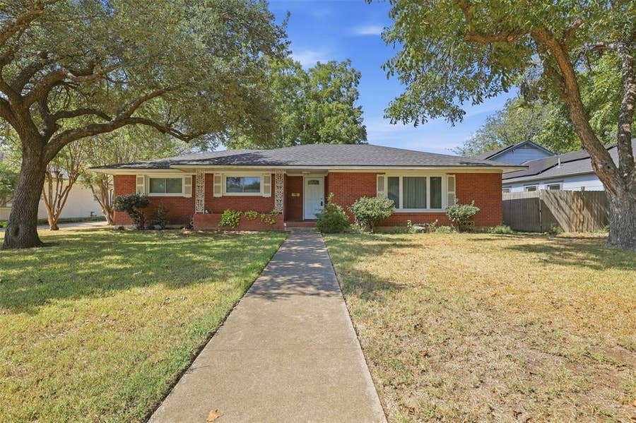 Property photo for 618 Bellevue Drive, Cleburne, TX