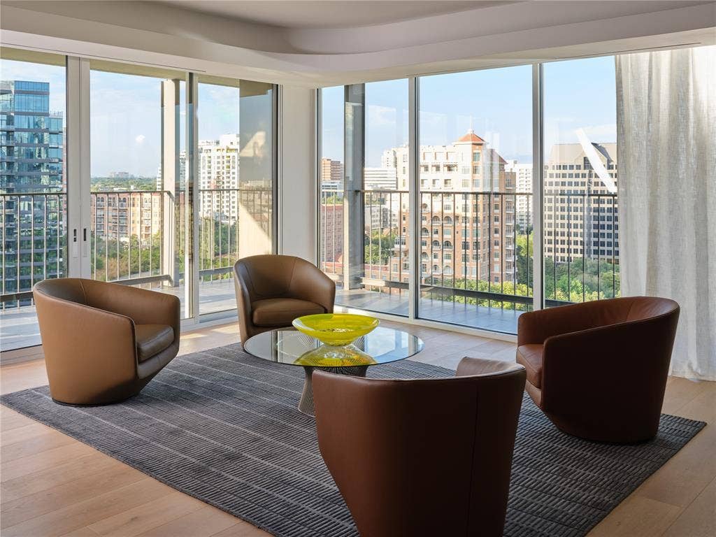 3310 Fairmount Street, #P3B, Dallas, TX 75201 Thoughtfully designed conversation area with panoramic views.