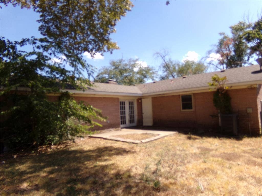 211 S Alexander Avenue, Duncanville, TX 75116 Brick exterior with a gabled roof