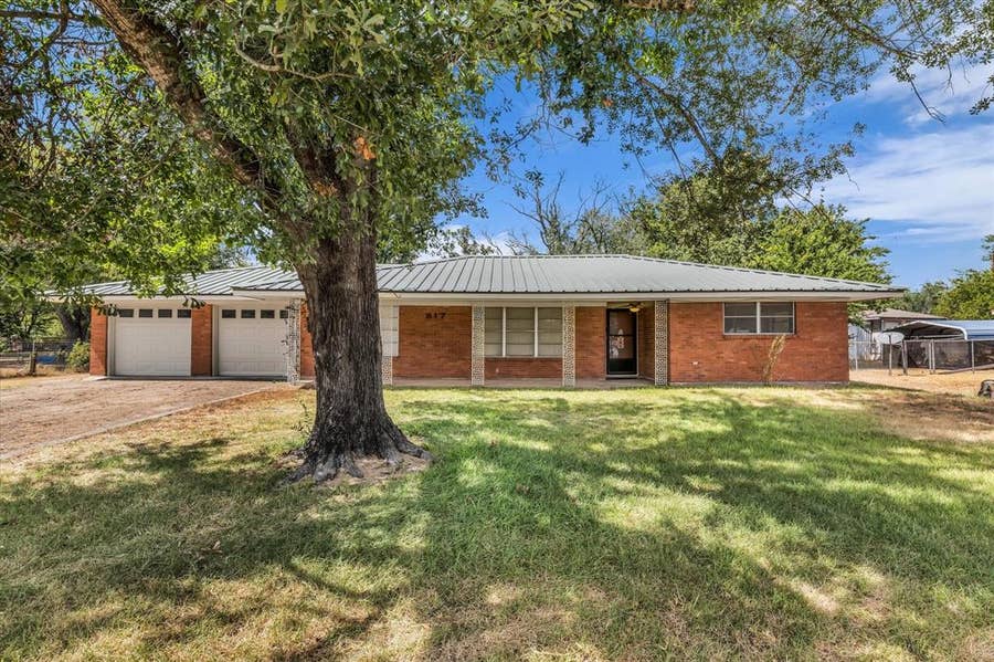 Property photo for 817 E Holly Lane, Mexia, TX