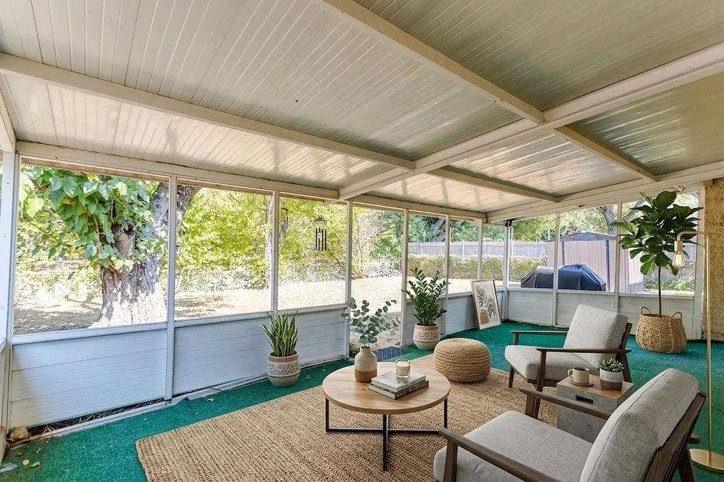 2914 Harvard Street N, Irving, TX 75062 Screened-in porch featuring a paneled ceiling, expansive window panels, and a green floor covering