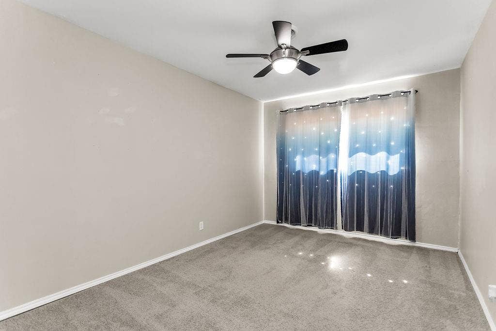 2914 Harvard Street N, Irving, TX 75062 Neutral wall color and carpeted flooring