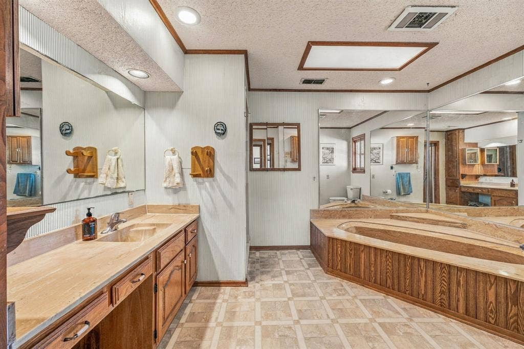 4017 Dakota Trail, Granbury, TX 76048 4017 Dakota Trail, Granbury, TX 76048