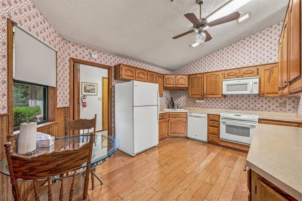 4017 Dakota Trail, Granbury, TX 76048 4017 Dakota Trail, Granbury, TX 76048
