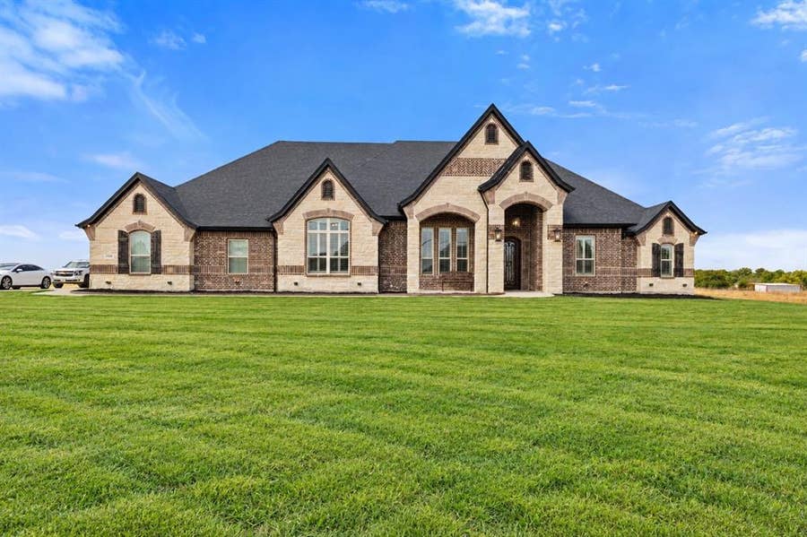 Property photo for 3338 Howard Road, Waxahachie, TX