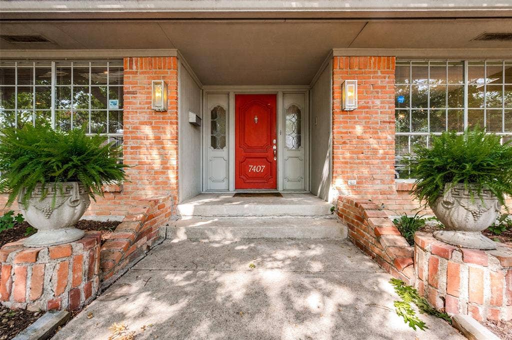 7407 Meadow Oaks Drive, Dallas, TX 75230 Front entry