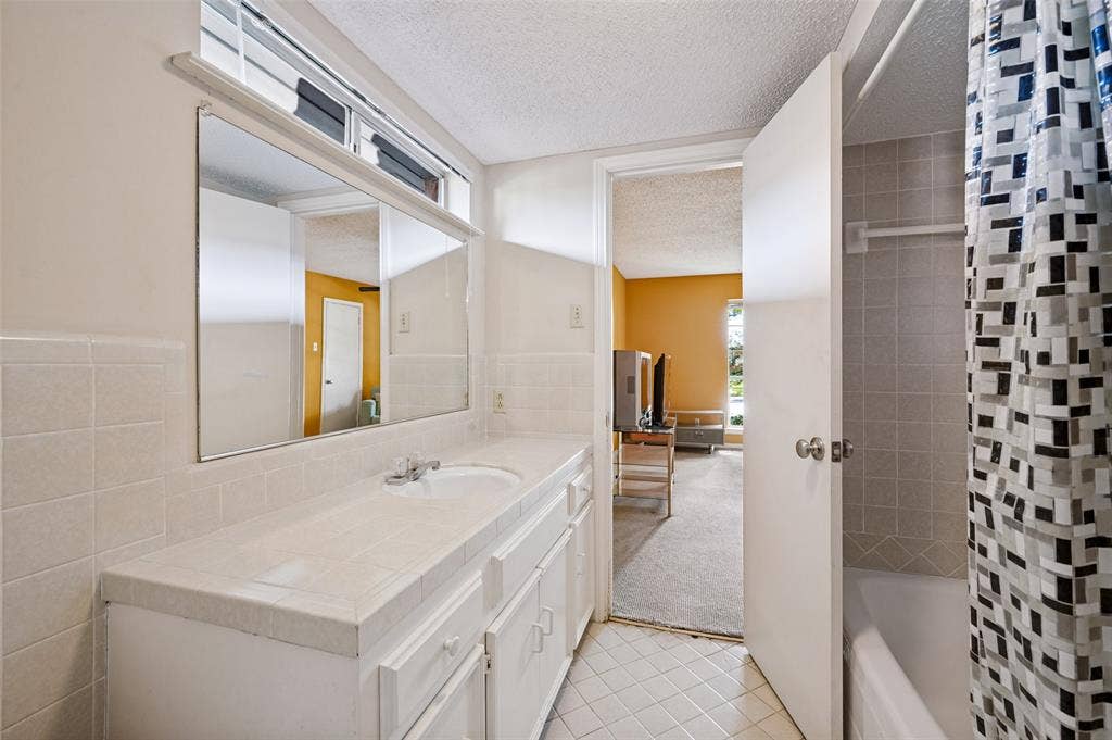 7407 Meadow Oaks Drive, Dallas, TX 75230 Jack-and-Jill bathroom