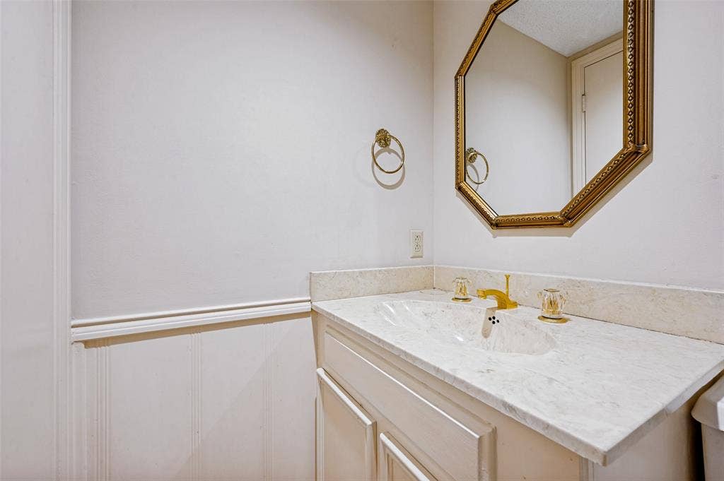 7407 Meadow Oaks Drive, Dallas, TX 75230 Powder bath