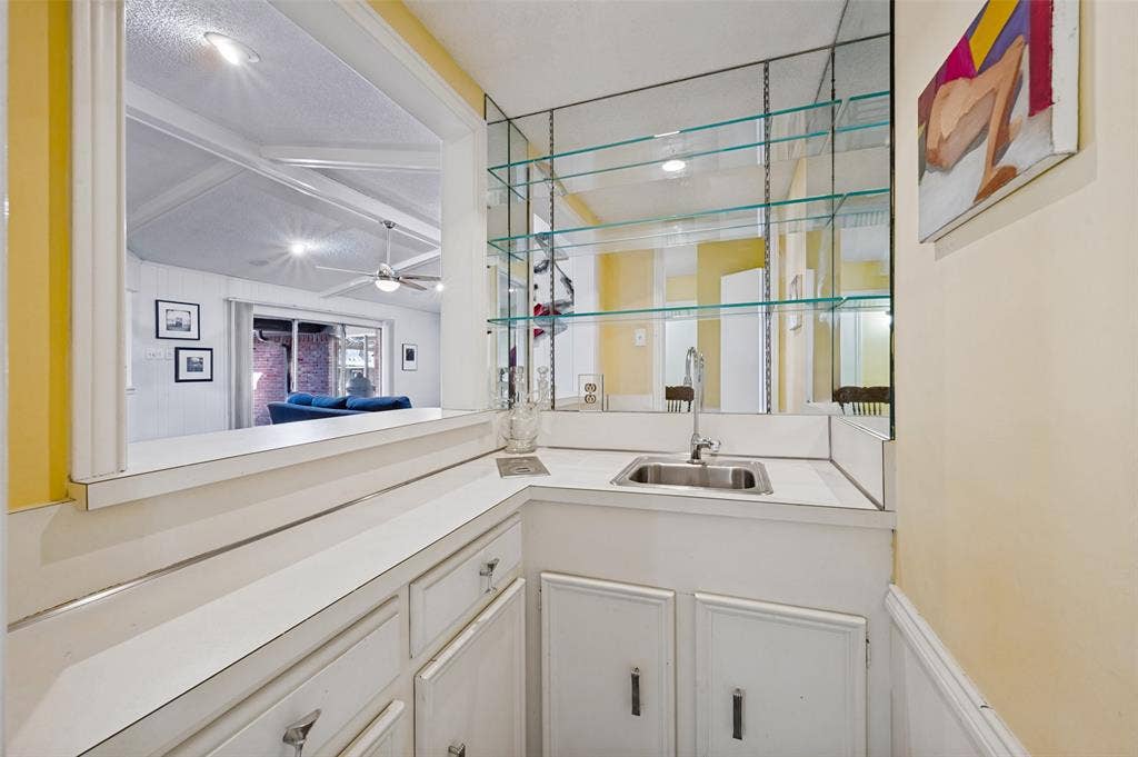 7407 Meadow Oaks Drive, Dallas, TX 75230 Wet bar