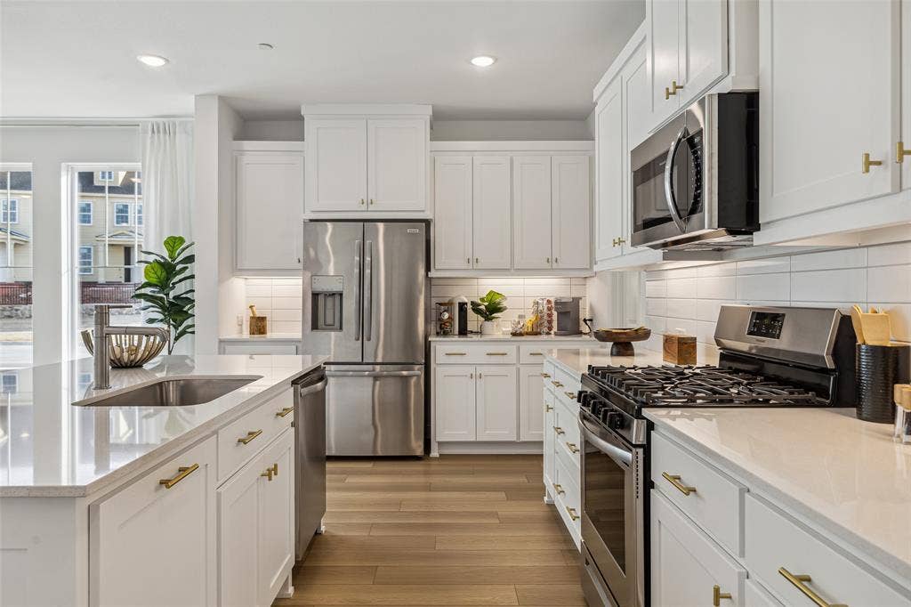 9735 Speaker Drive, Frisco, TX 75035 Beautiful cabinetry, gorgeous countertops and designer backsplash effortlessly pair with contemporary stainless steel to create a dream kitchen for the ages!
