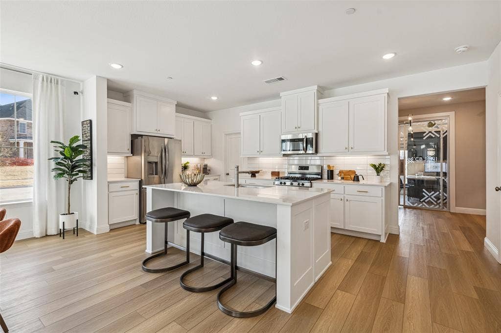 9735 Speaker Drive, Frisco, TX 75035 Your chef's dream kitchen awaits!