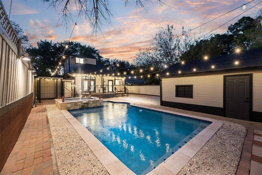924 N Winnetka Avenue, Dallas, TX 75208 924 N Winnetka Avenue, Dallas, TX 75208