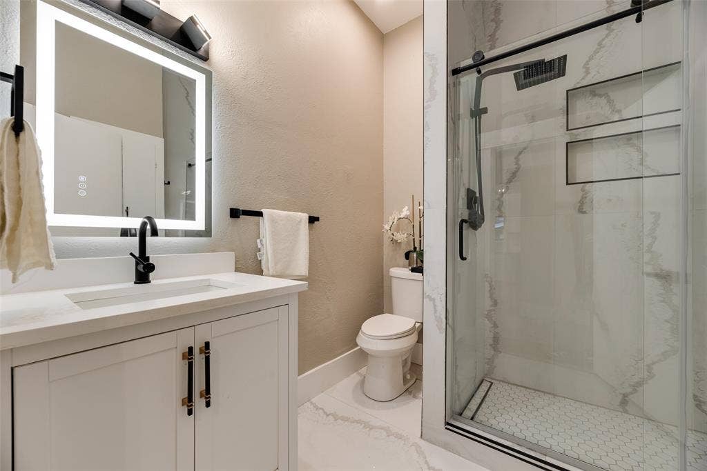 924 N Winnetka Avenue, Dallas, TX 75208 924 N Winnetka Avenue, Dallas, TX 75208