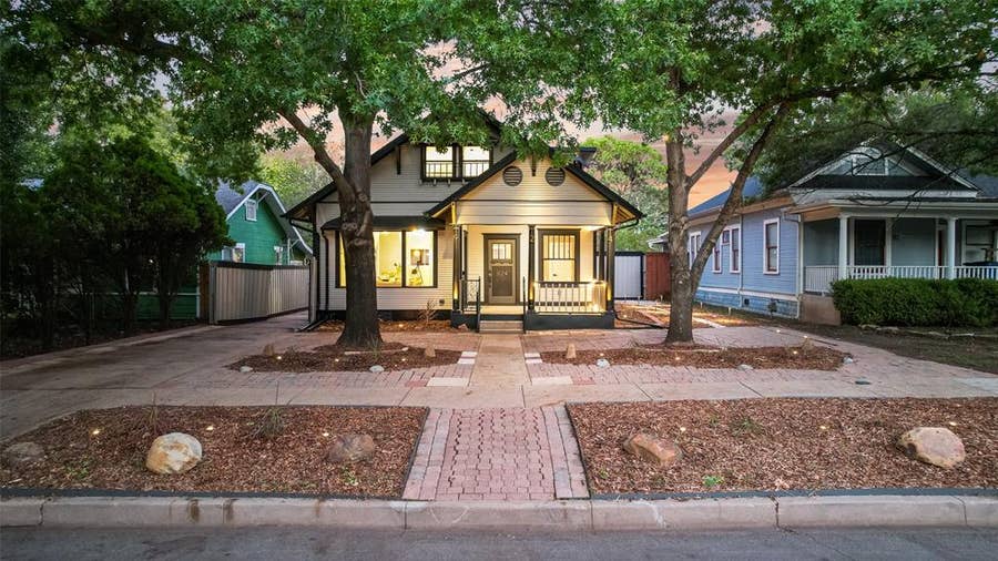 Property photo for 924 N Winnetka Avenue, Dallas, TX