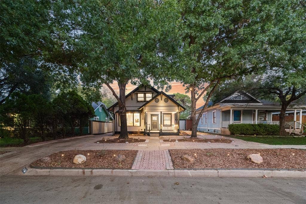924 N Winnetka Avenue, Dallas, TX 75208 924 N Winnetka Avenue, Dallas, TX 75208