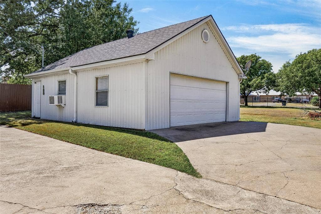 109 Lilac Lane, Gun Barrel City, TX 75156 Versital out building can be used for studio, workshop or garage