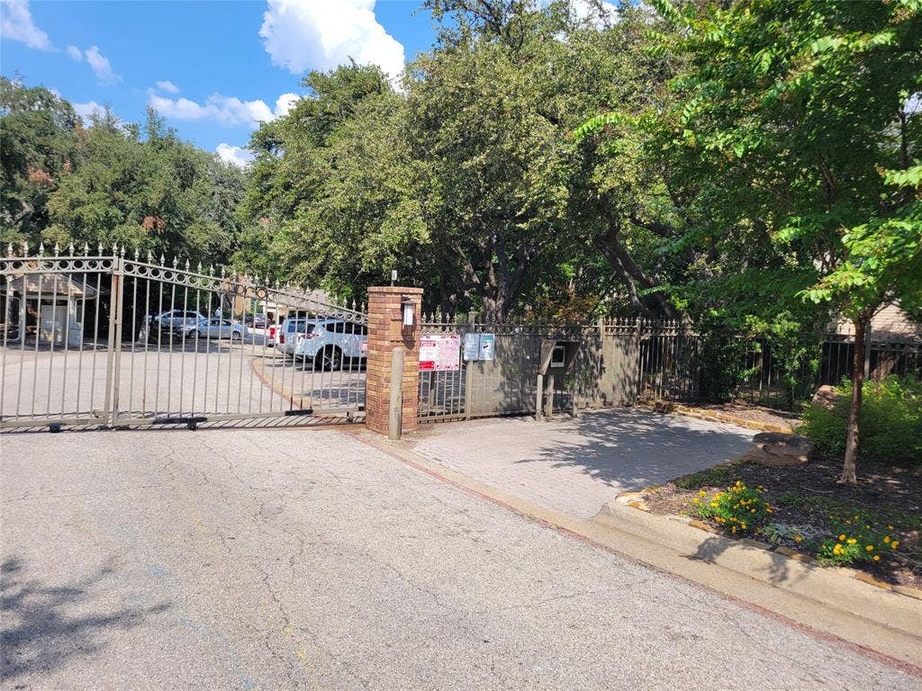 5565 Preston Oaks Road, #117, Dallas, TX 75254 View of gate