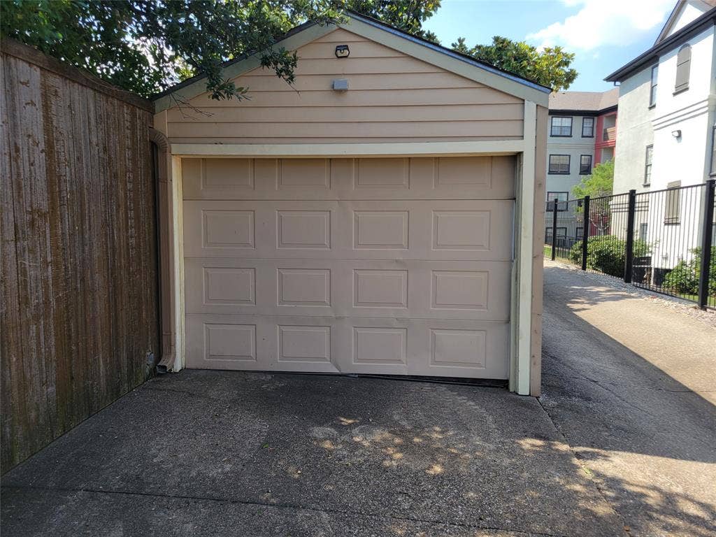 5565 Preston Oaks Road, #117, Dallas, TX 75254 View of garage