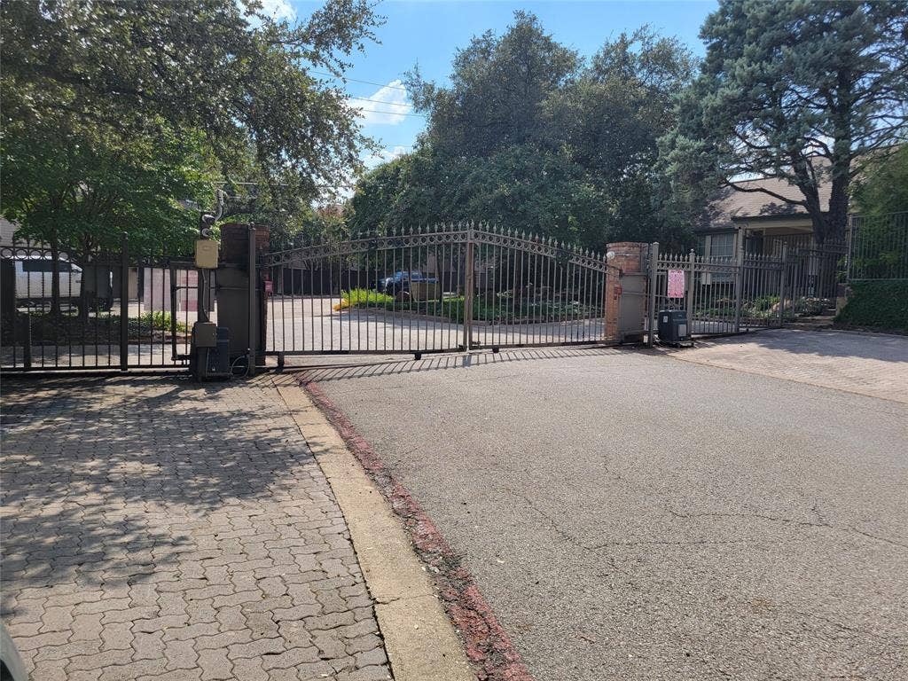 5565 Preston Oaks Road, #117, Dallas, TX 75254 View of gate