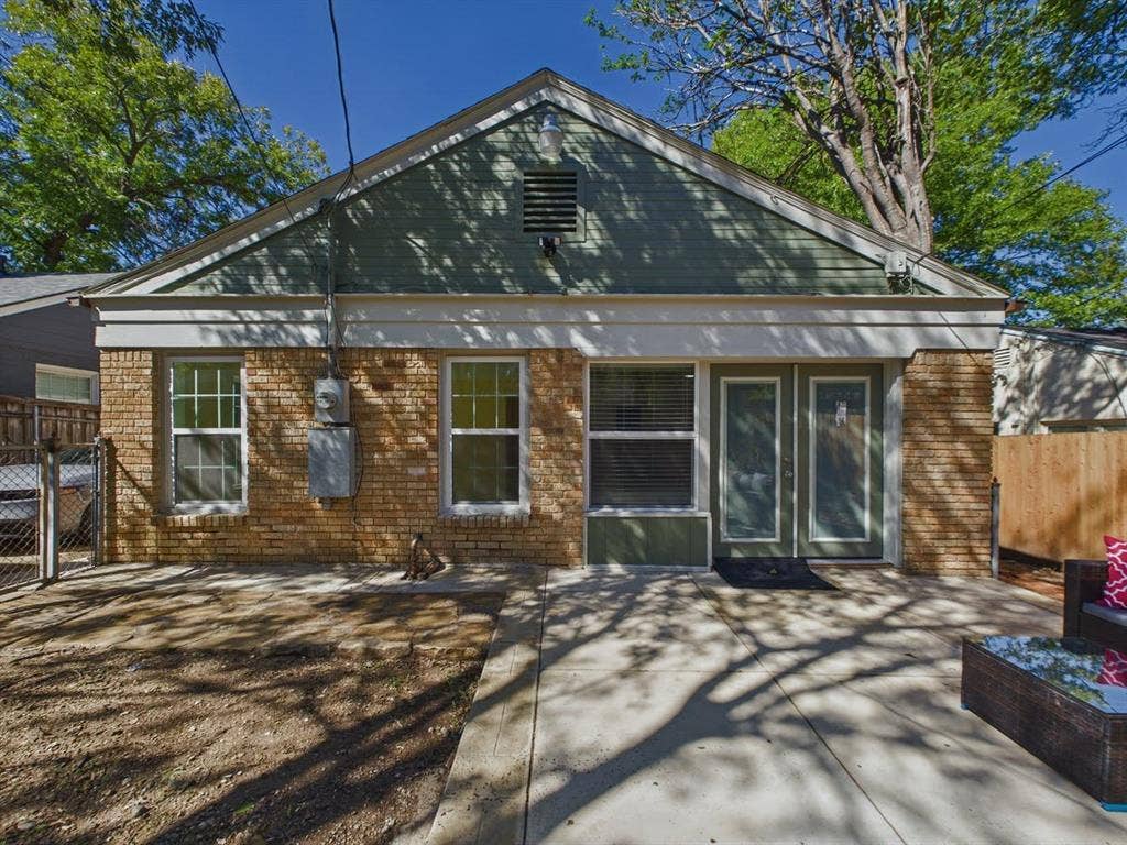 510 S Westmoreland Road, Dallas, TX 75211 Brick exterior with gabled siding
