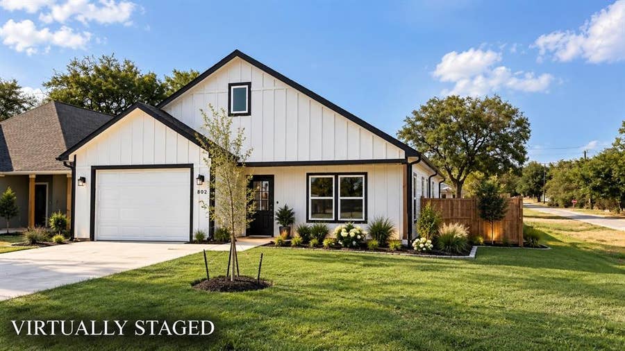 Property photo for 302 W Pine Street, Whitewright, TX